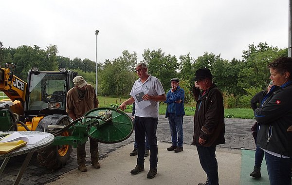 Nebenerwerbslandwirt Philipp Lichtenthäler erklärt die Vorzüge seines Unterzaunmähers. Foto: DVL
